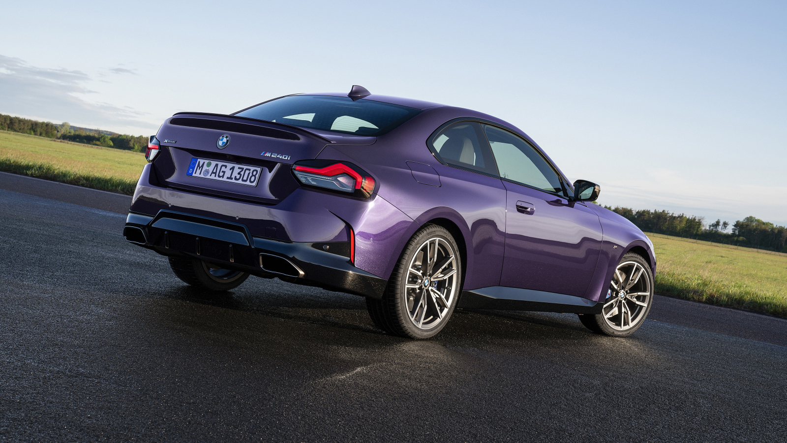 Фиолетовый автомобиль BMW M240i XDrive Coupé 2021 года вид сзади