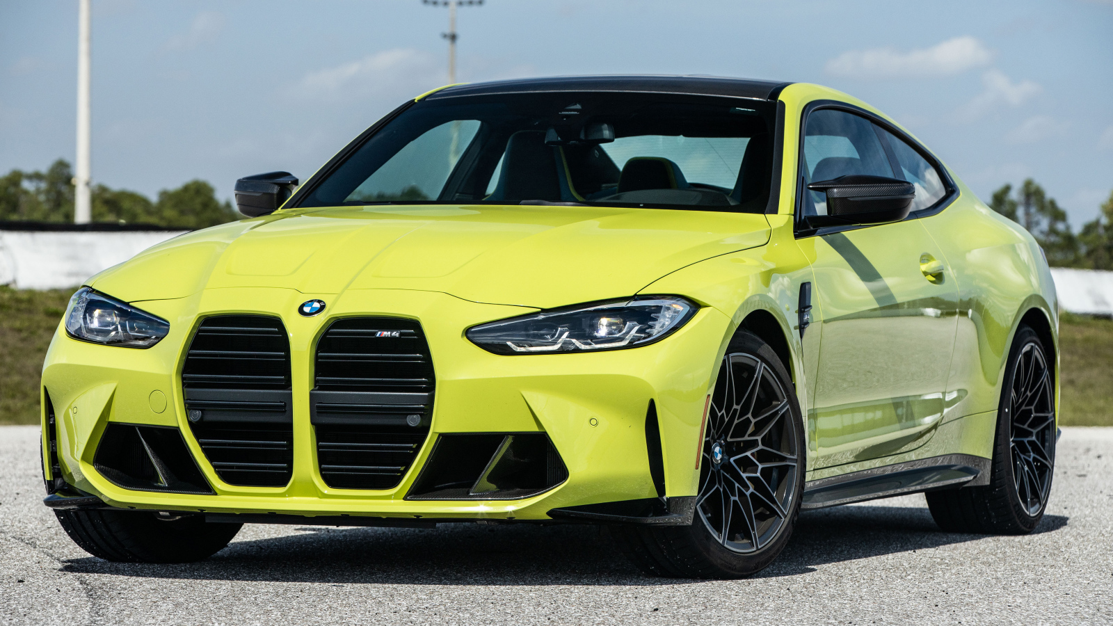 Желтый автомобиль  BMW M4 Coupé, 2021 года