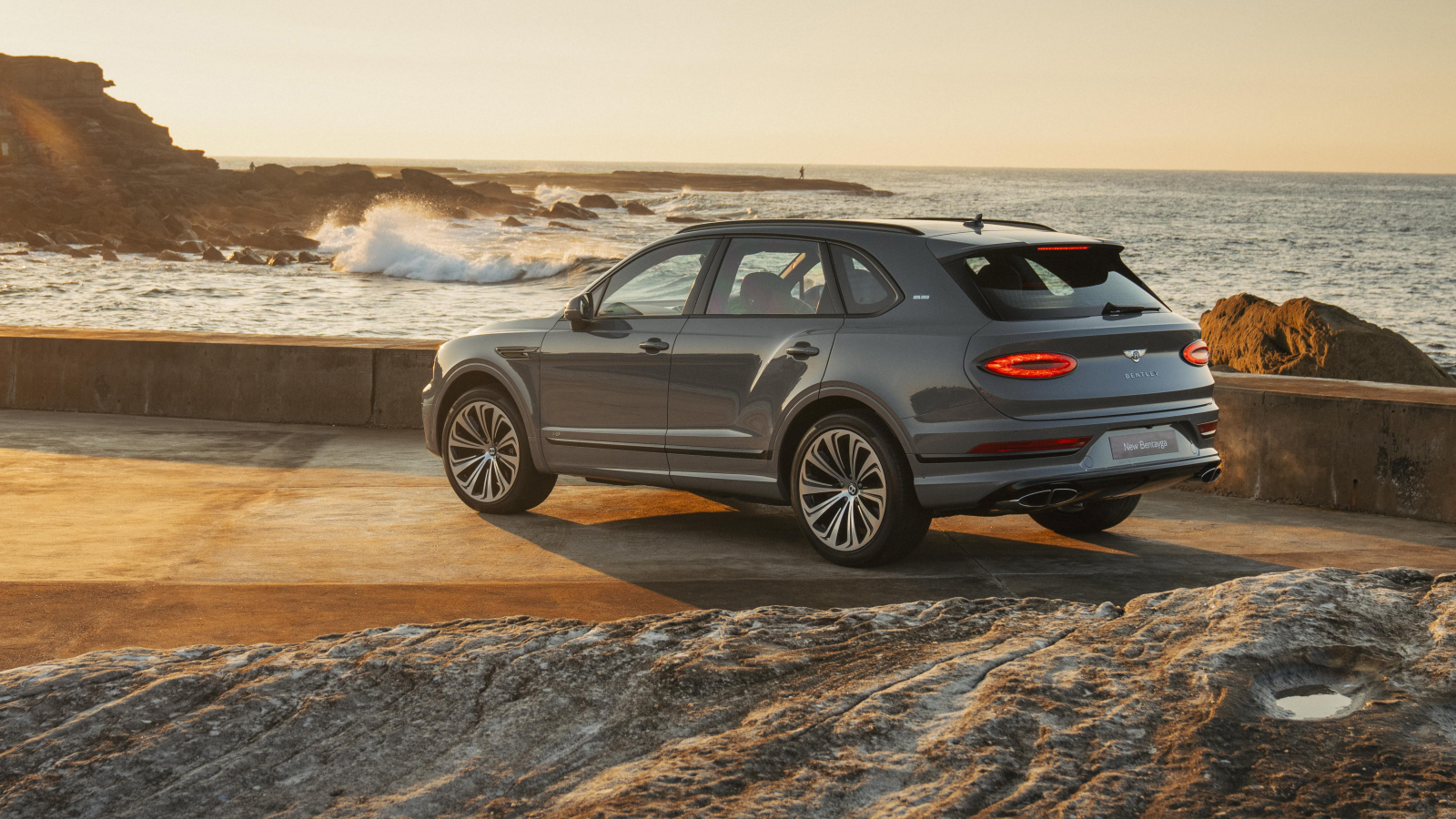 Автомобиль Bentley Bentayga V8 First Edition 2021 года вид сзади