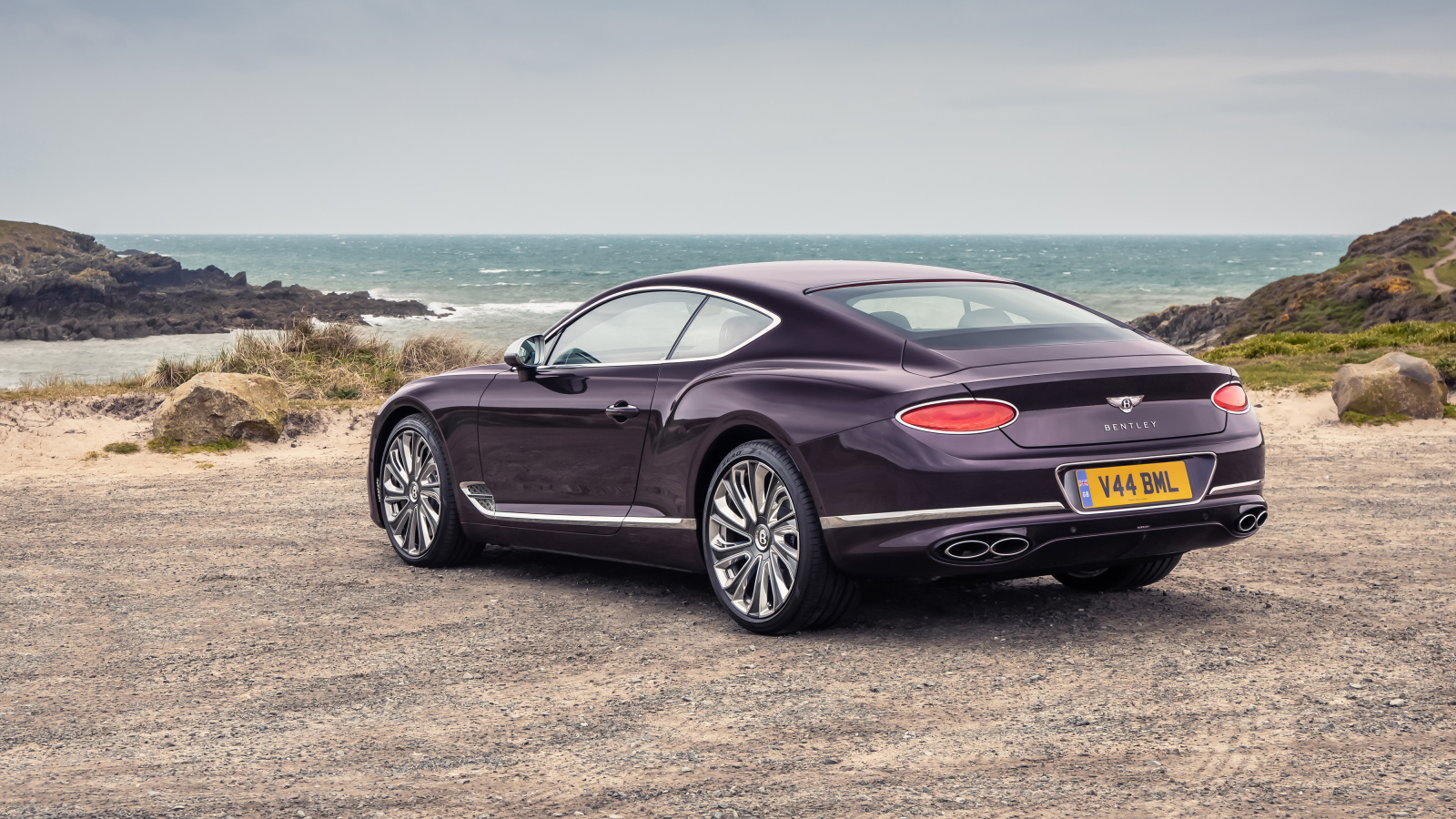 Автомобиль Bentley Continental GT Mulliner вид сзади