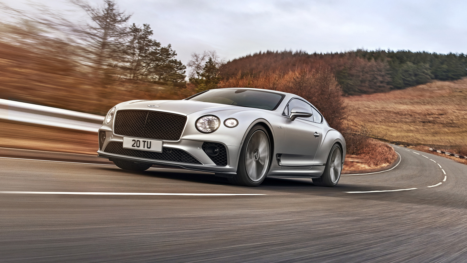 Быстрый автомобиль Bentley Continental GT Speed 2021 года на трассе