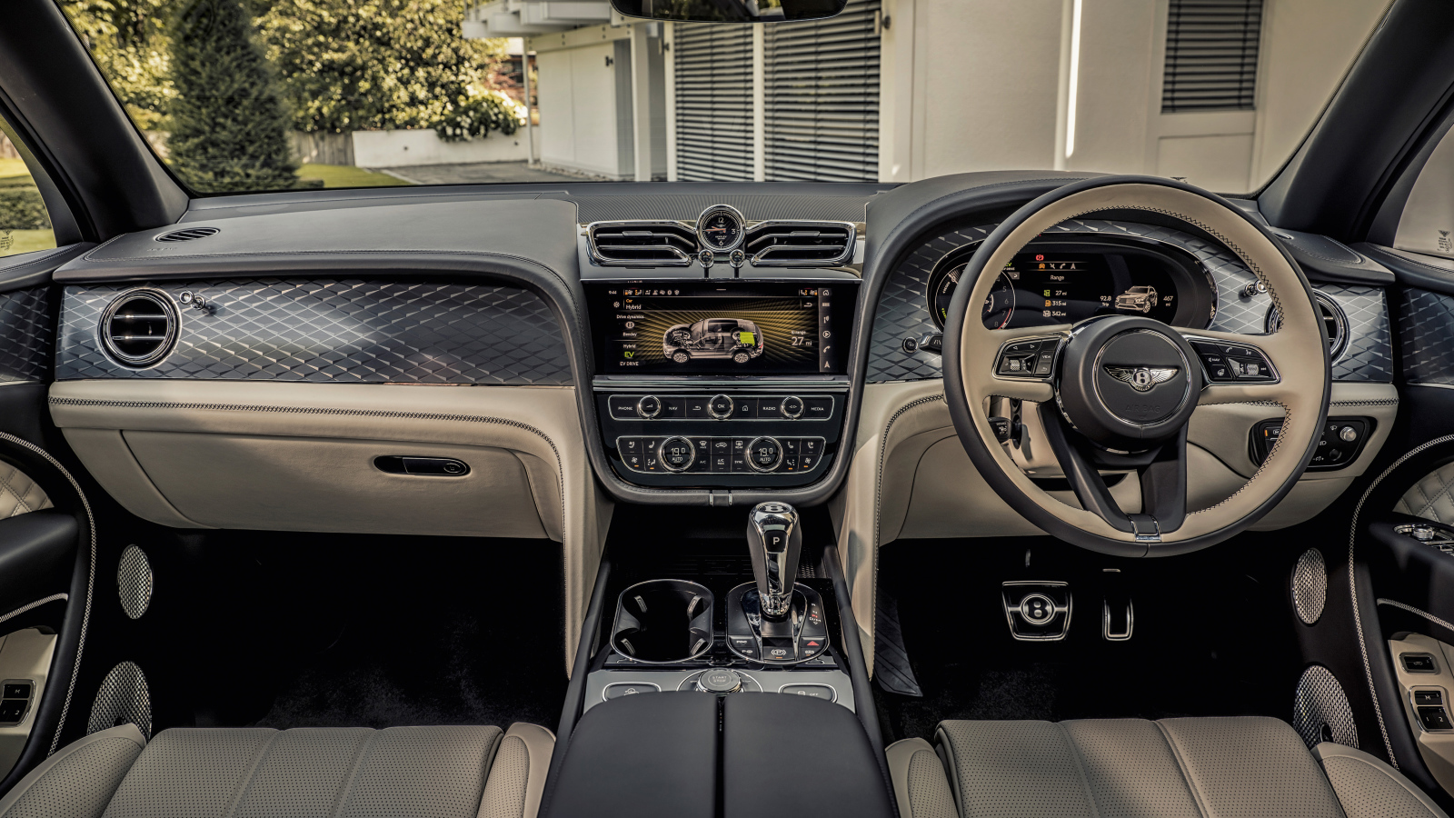 Салон дорого автомобиля Bentley Bentayga Hybrid 2021 года 