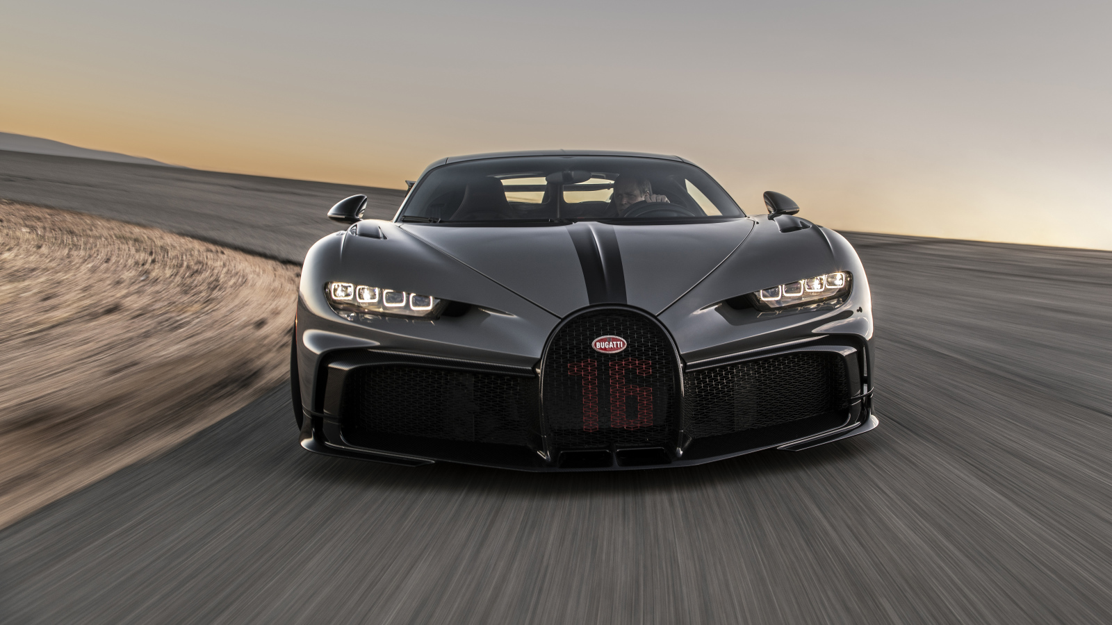 Автомобиль Bugatti Chiron Pur Sport на трассе
