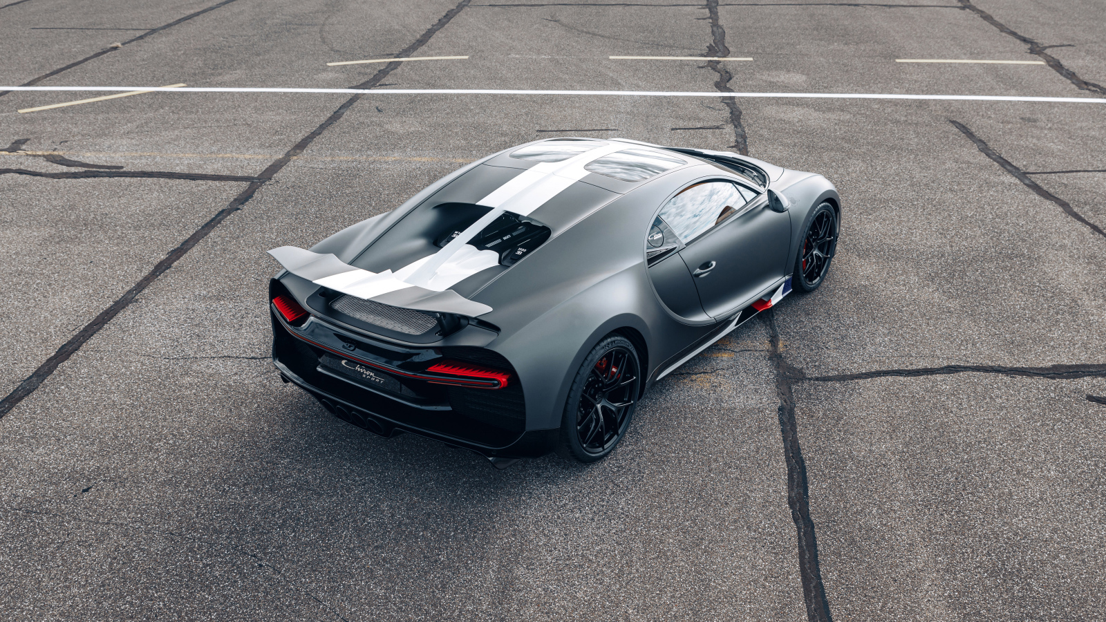 Спортивный Bugatti Chiron вид сверху