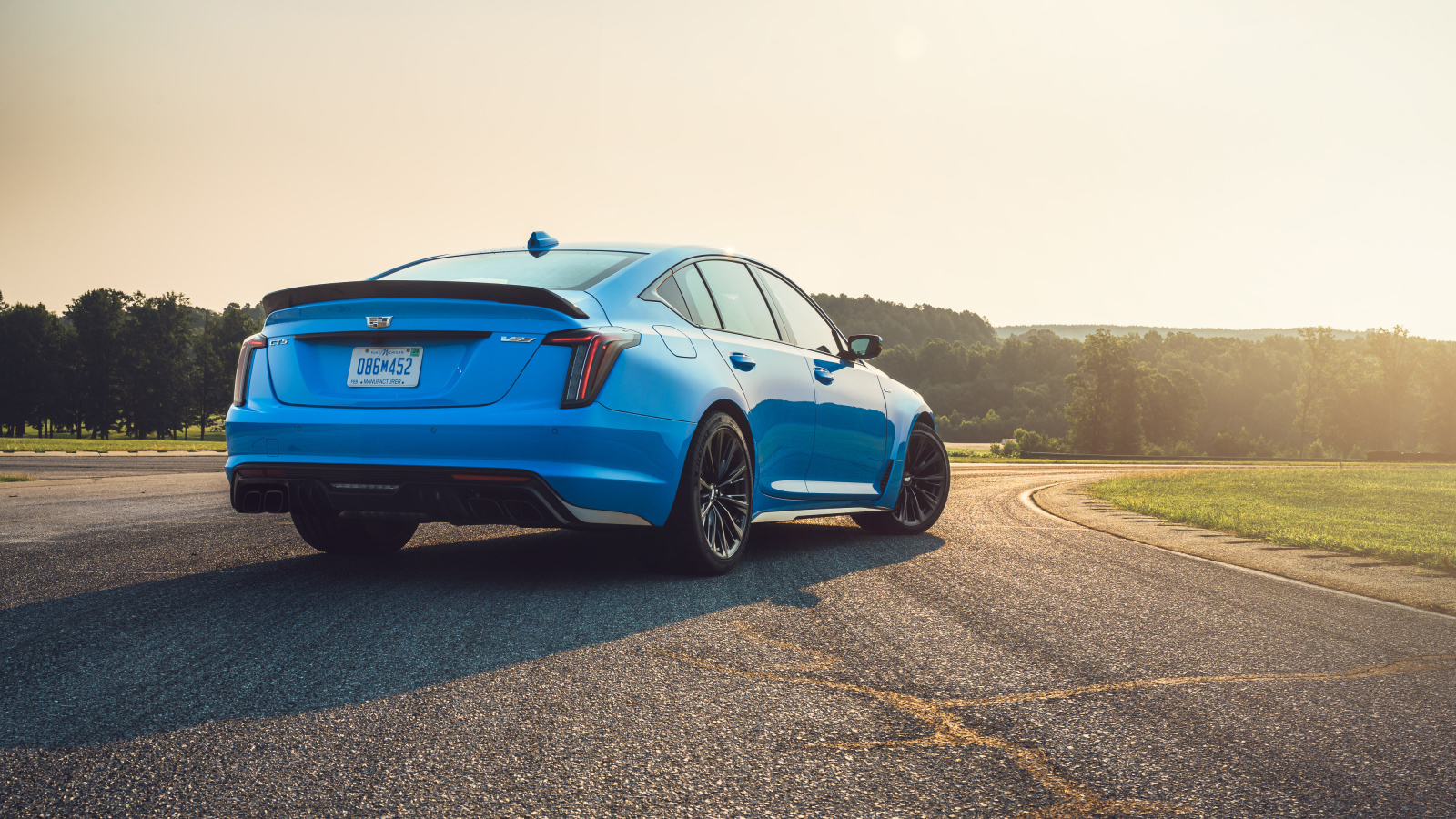 Голубой автомобиль Cadillac CT5-V Blackwing, 2022 года вид сзади