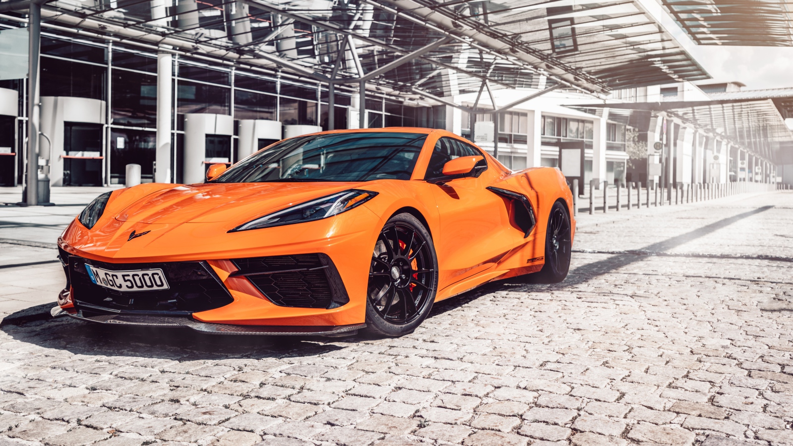 Быстрый оранжевый спорткар Chevrolet Corvette 2021 года