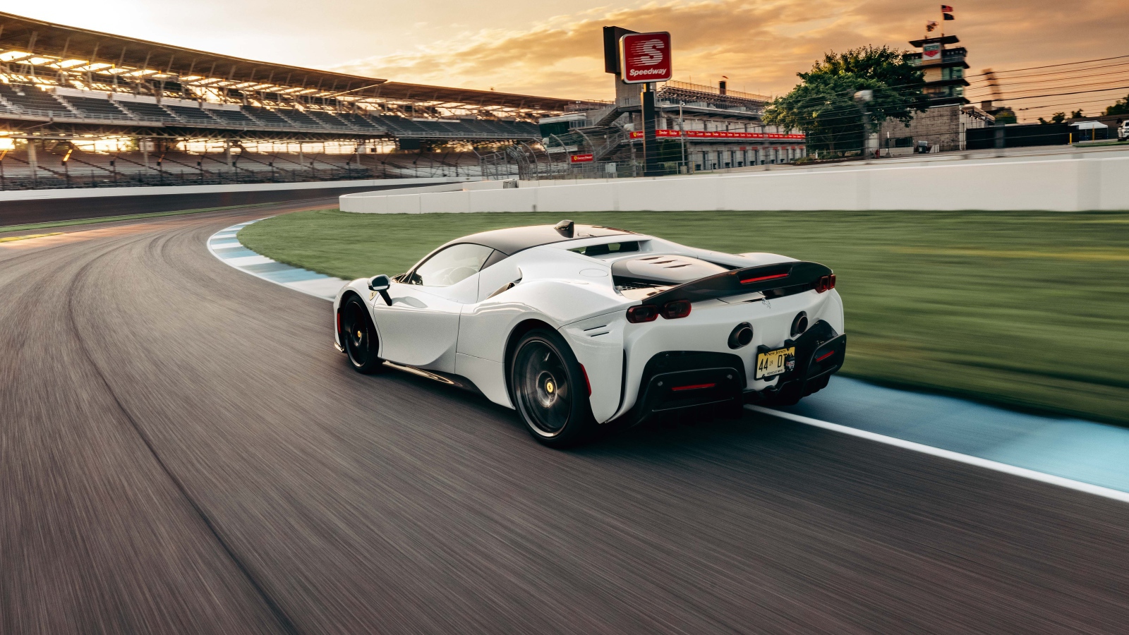 Белый автомобиль  Ferrari SF90 Stradale Assetto Fiorano 2021 года на стадионе