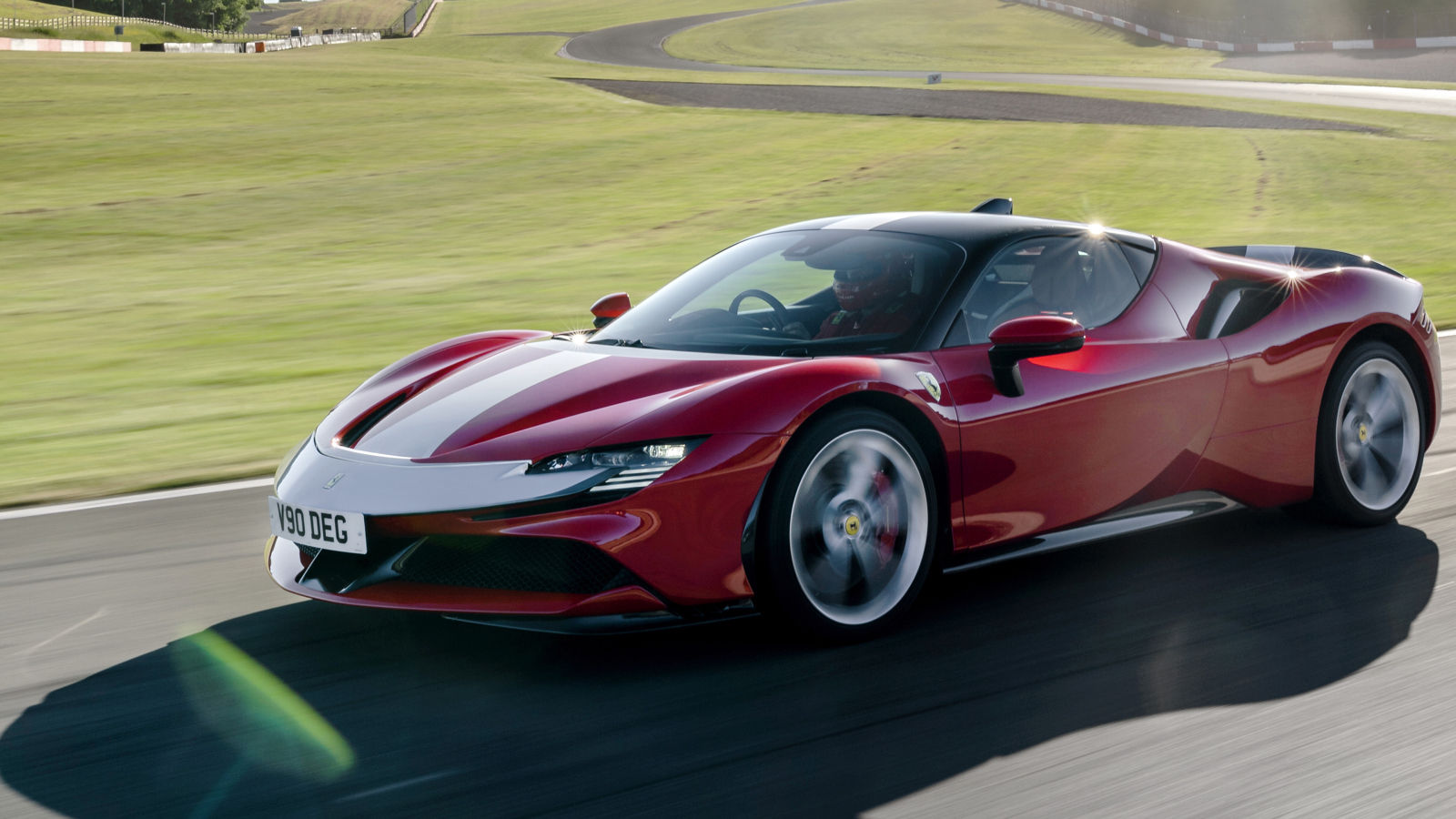 Красный быстрый Ferrari SF90 на трассе