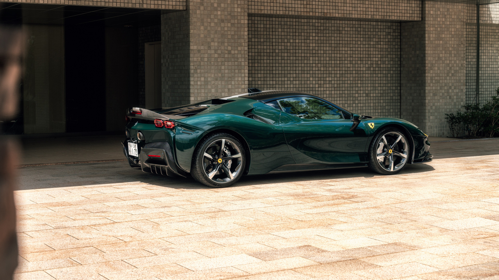 Спортивный Ferrari SF90 Stradale Assetto Fiorano у стены