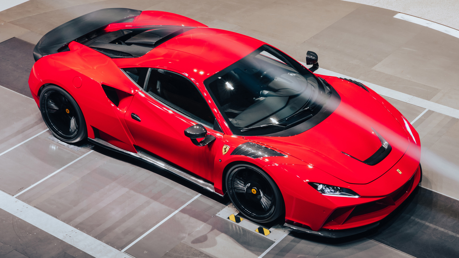 Вид сверху на красный спорткар Novitec Ferrari F8 Tributo N-Largo 2021 года