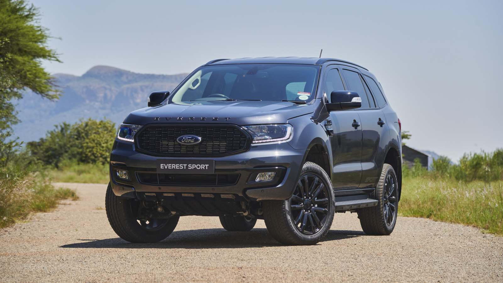 Внедорожник Ford Everest Sport 2021 года на дороге