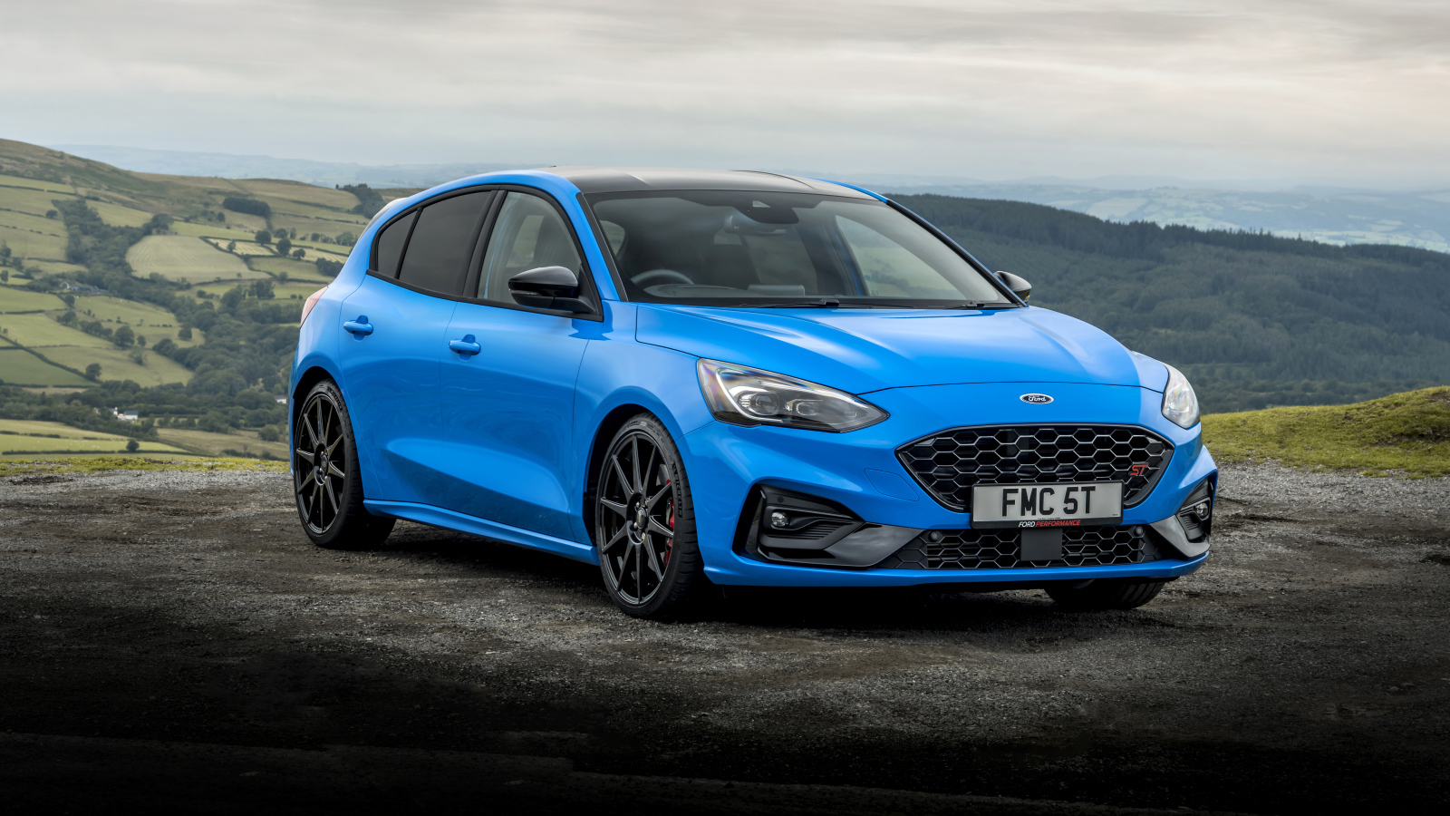 Голубой автомобиль Ford Focus ST Edition 2021 года