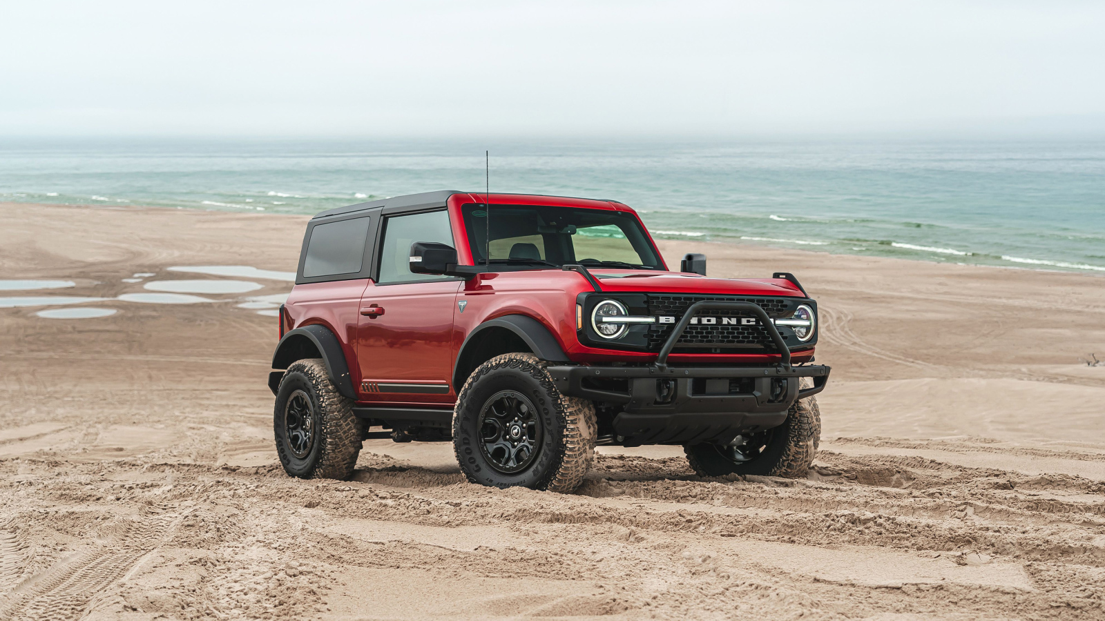 Красный джип  Ford Bronco 2-Door First Edition, 2021 года у моря