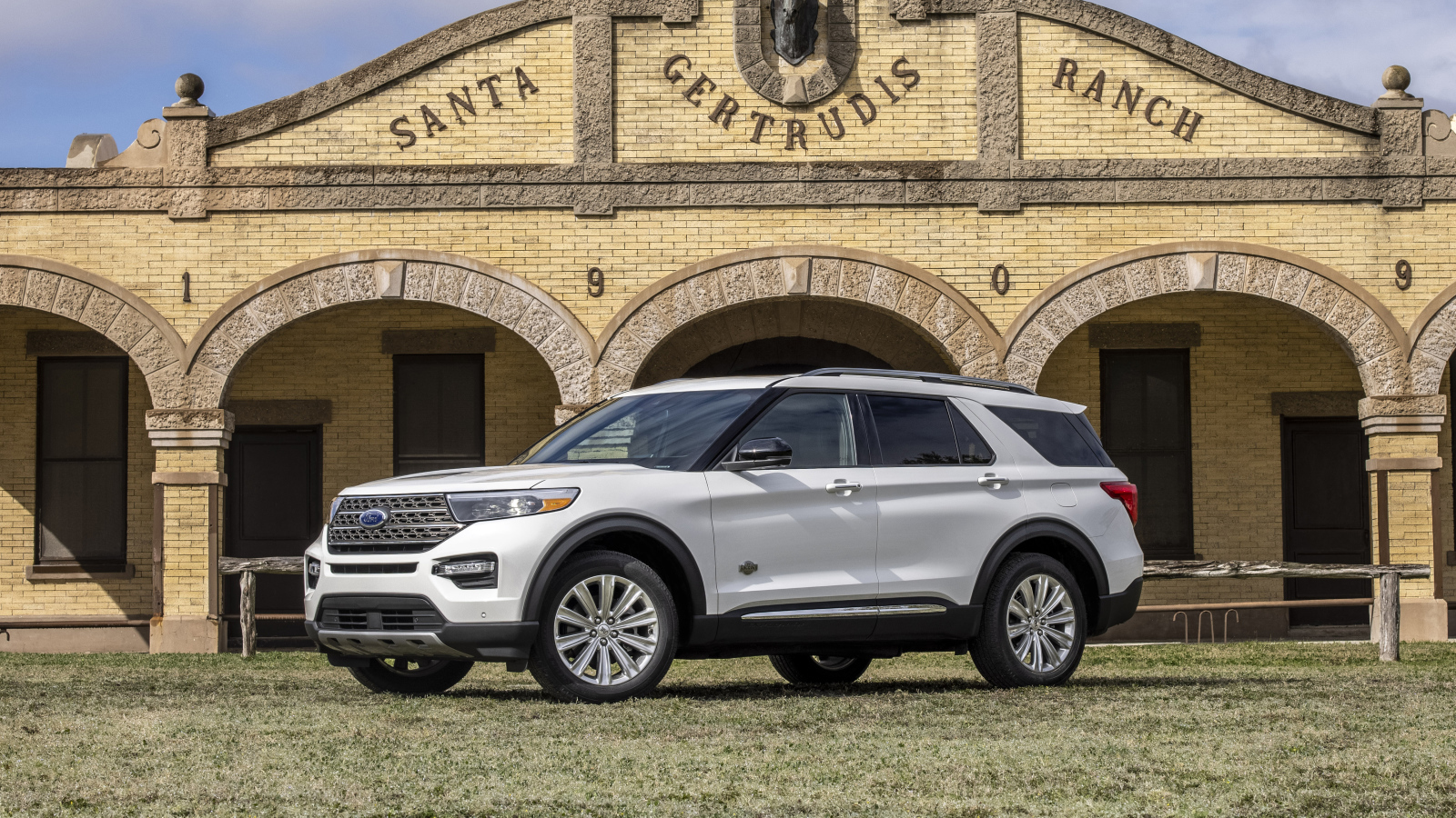 Белый внедорожник Ford Explorer King Ranch, 2021 года у здания