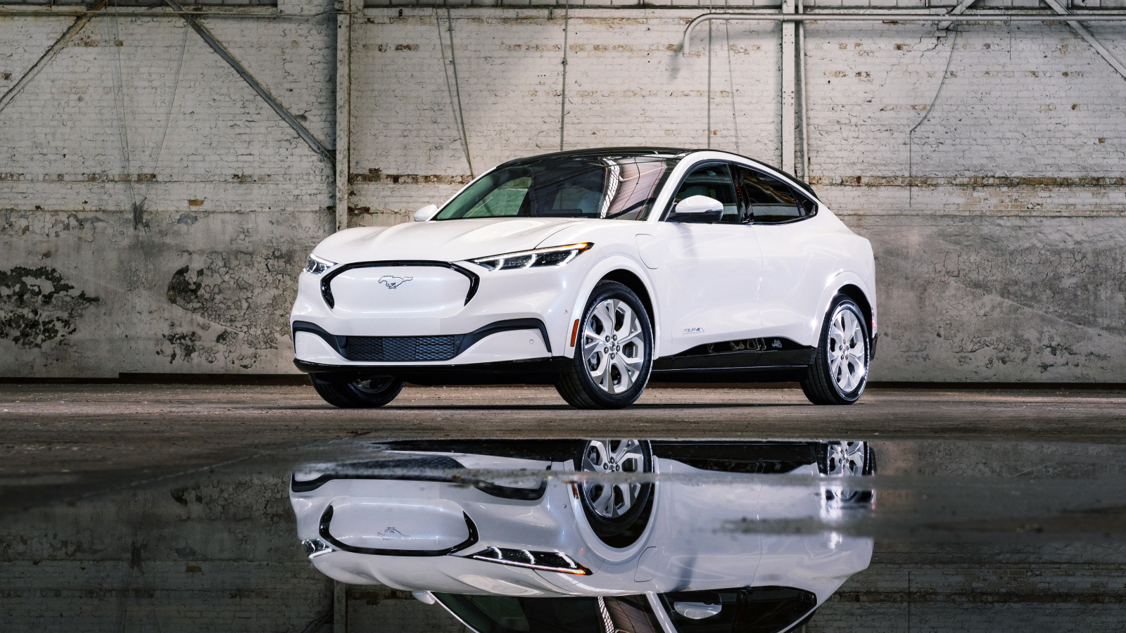 Белоснежный автомобиль  Ford Mustang Mach-E, 2022 года
