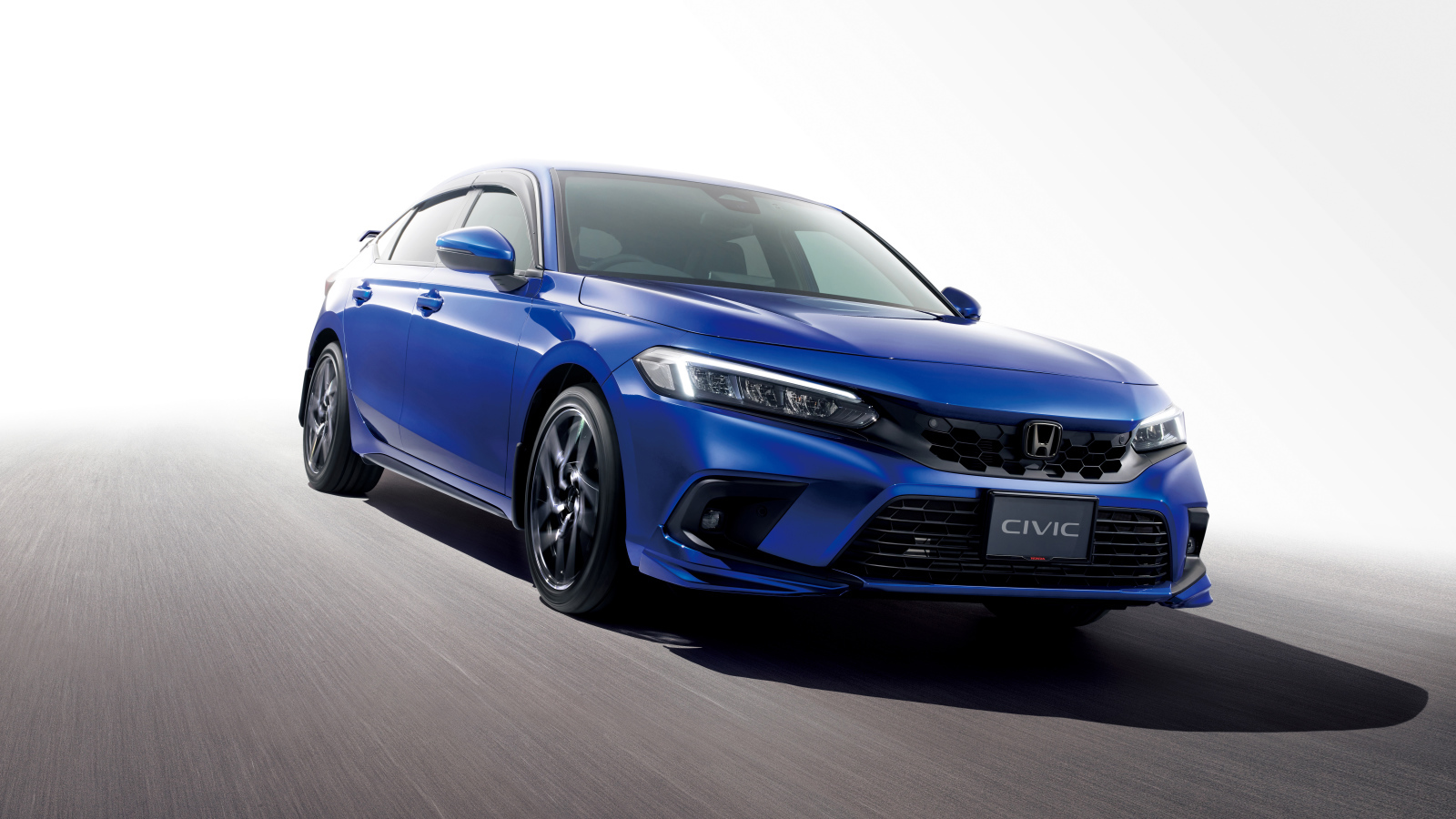 Синий автомобиль Honda Civic Hatchback 2021 года на белом фоне 