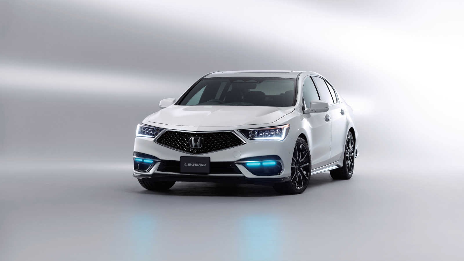 Белый автомобиль Honda Legend EX, 2021 года на сером фоне