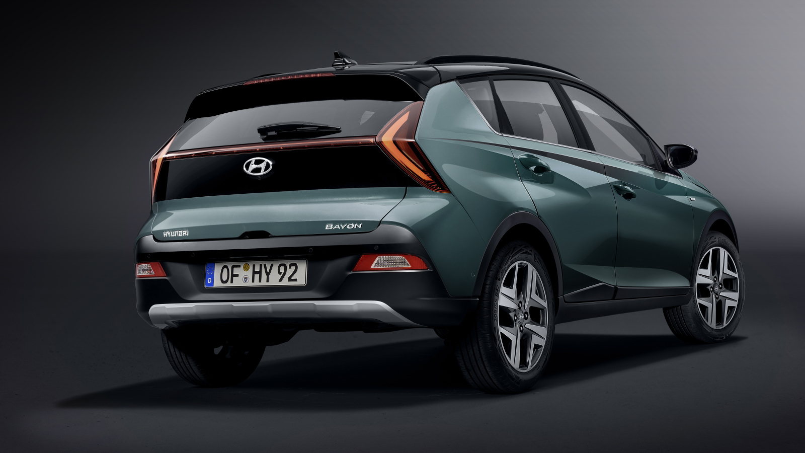 Автомобиль Hyundai IONIQ 5 2021 года вид сзади на сером фоне