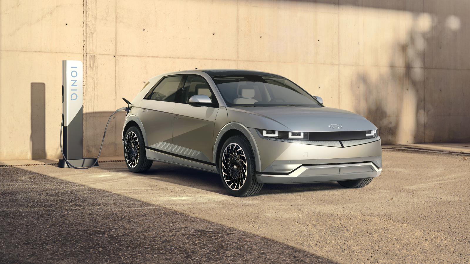 Электромобиль Hyundai IONIQ 5 2021 года на заправке