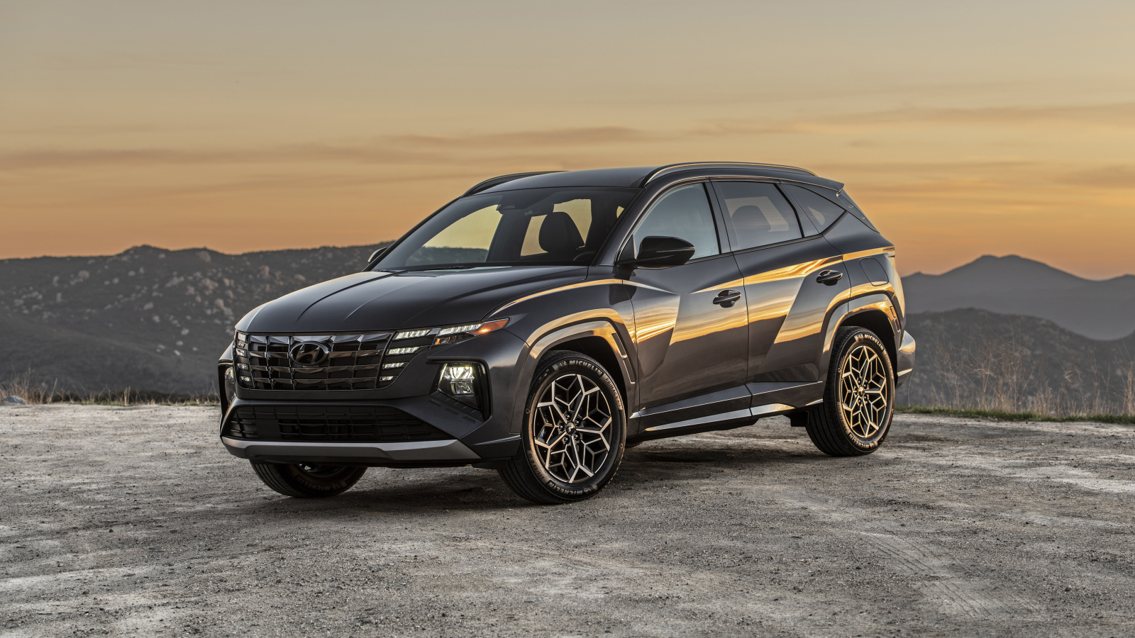 Автомобиль Hyundai Tucson N Line, 2022 года на фоне гор