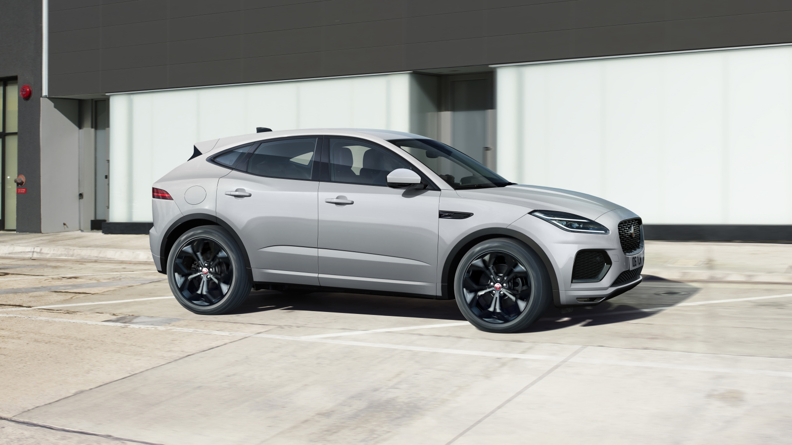 Серебристый кроссовер Jaguar E-Pace R-Dynamic Black Pack 2021 года