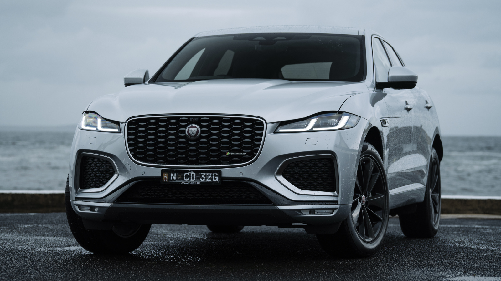 Внедорожник Jaguar F-Pace P250 R-Dynamic, 2021 года на фоне моря