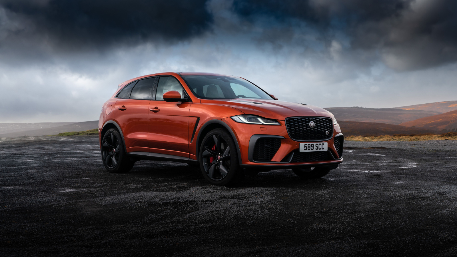 Автомобиль Jaguar F-Pace SVR на фоне грозового неба