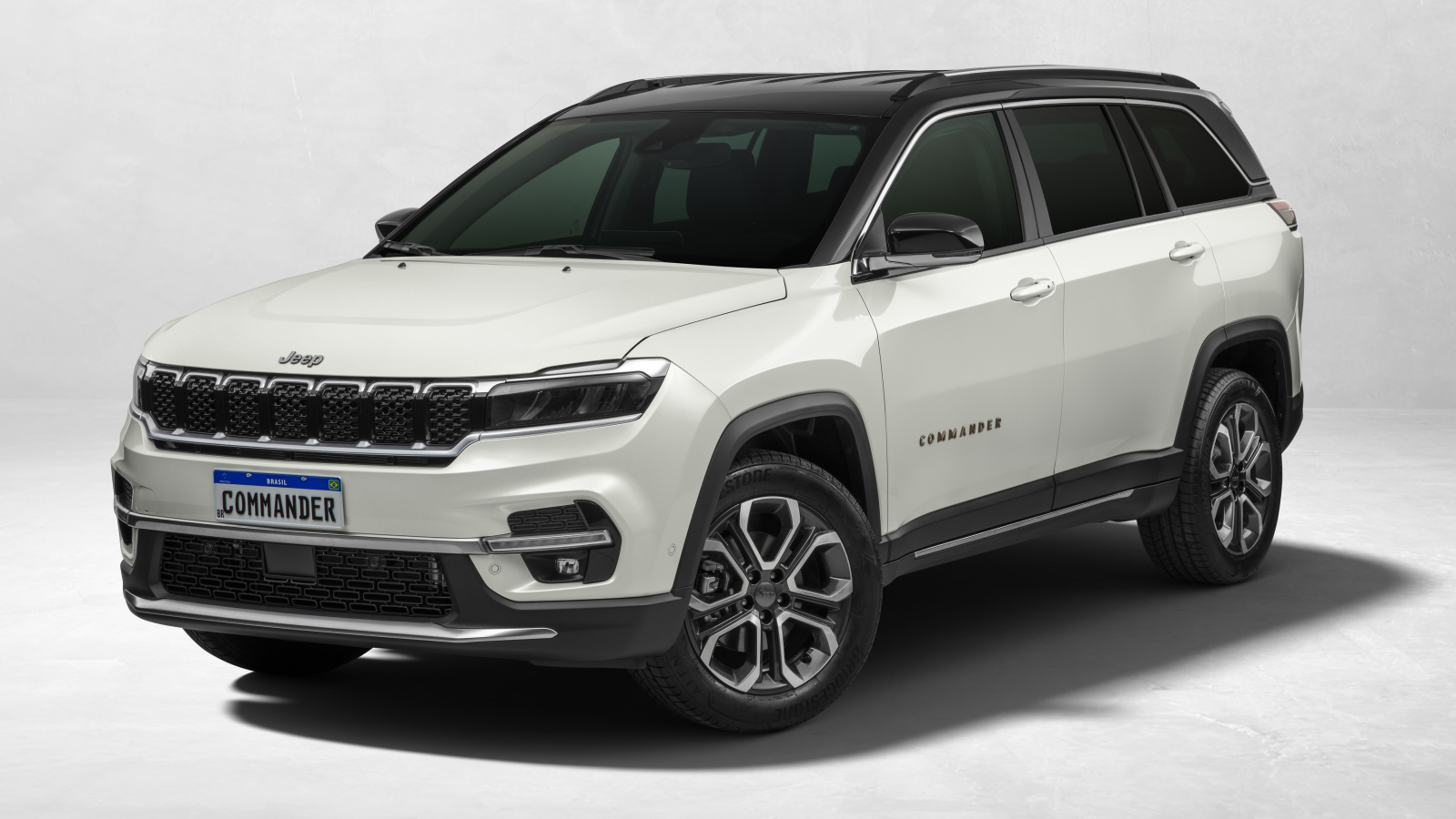 Внедорожник Jeep Commander Limited T270, 2021 года на сером фоне