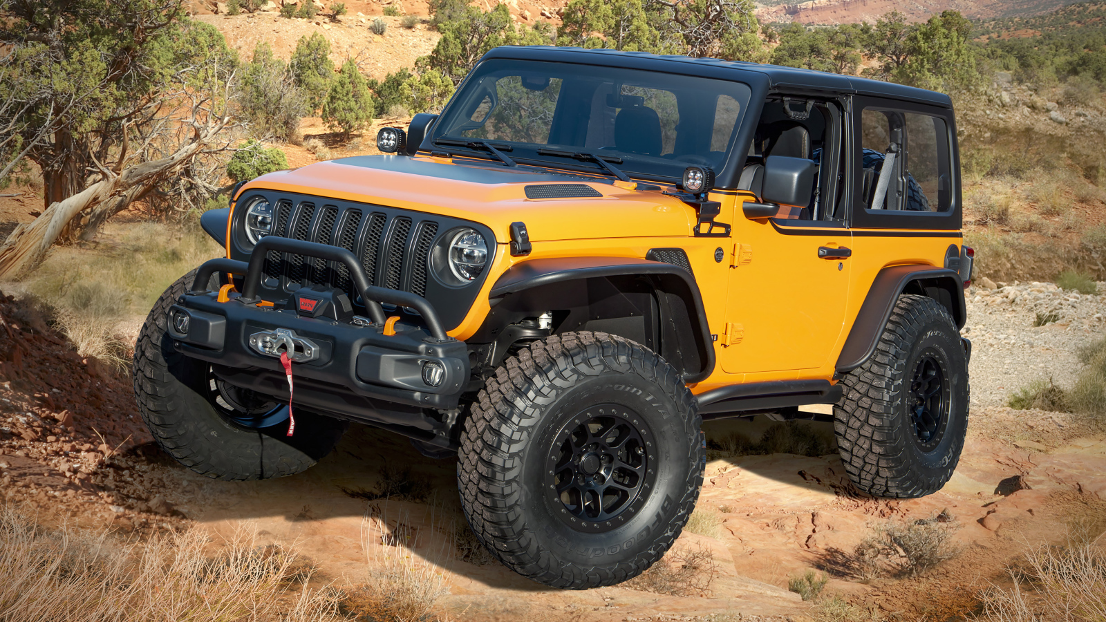 Внедорожник Jeep Orange Peelz 2021 года в горах