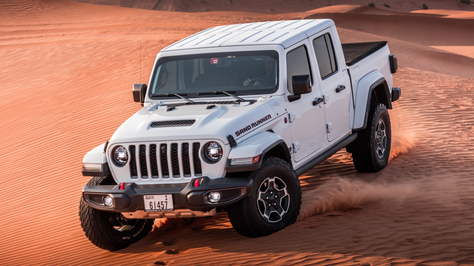 Белый Jeep Gladiator Sand Runner 2021 года на песке