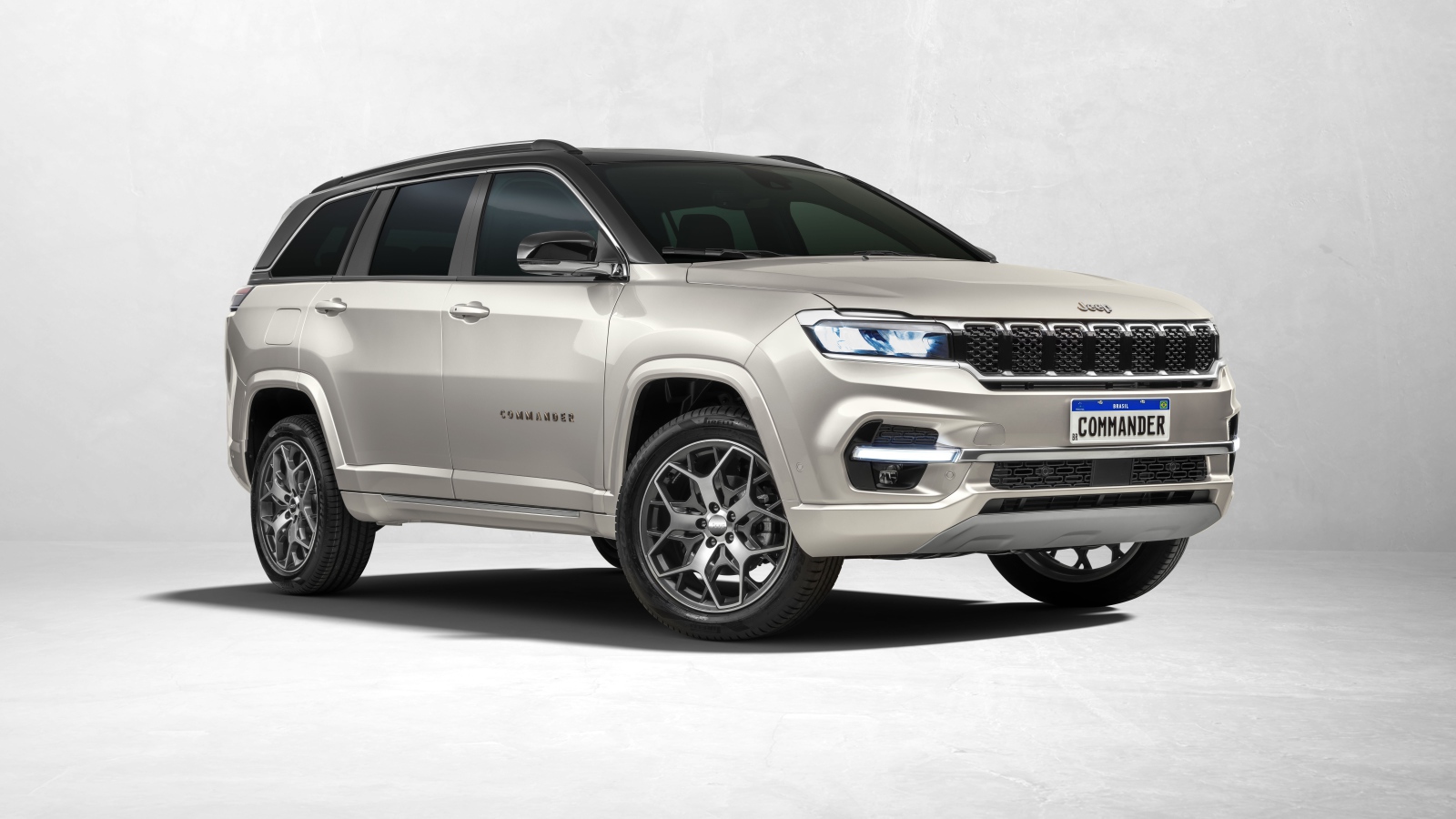 Серебристый внедорожник Jeep Commander Overland 2022 года