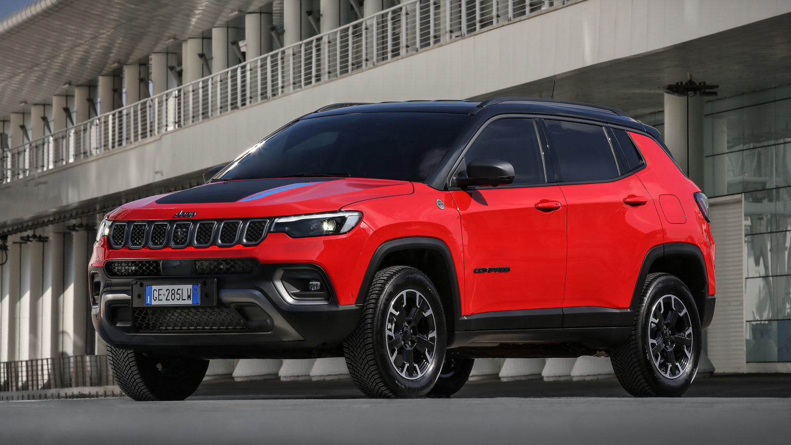 Красный Jeep Compass Trailhawk 4xe 2021 года