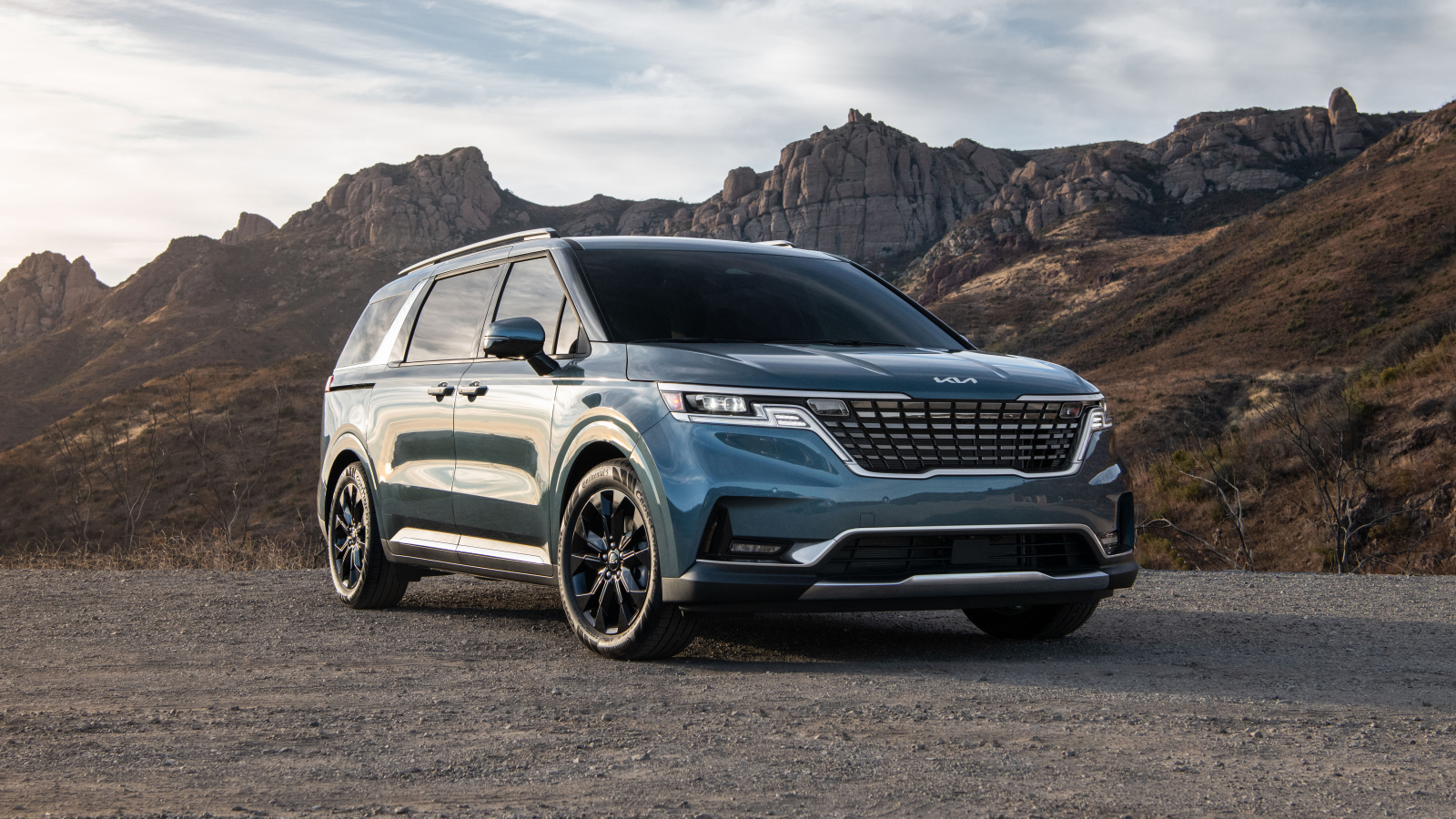 Внедорожник  Kia Carnival, 2022 года в горах