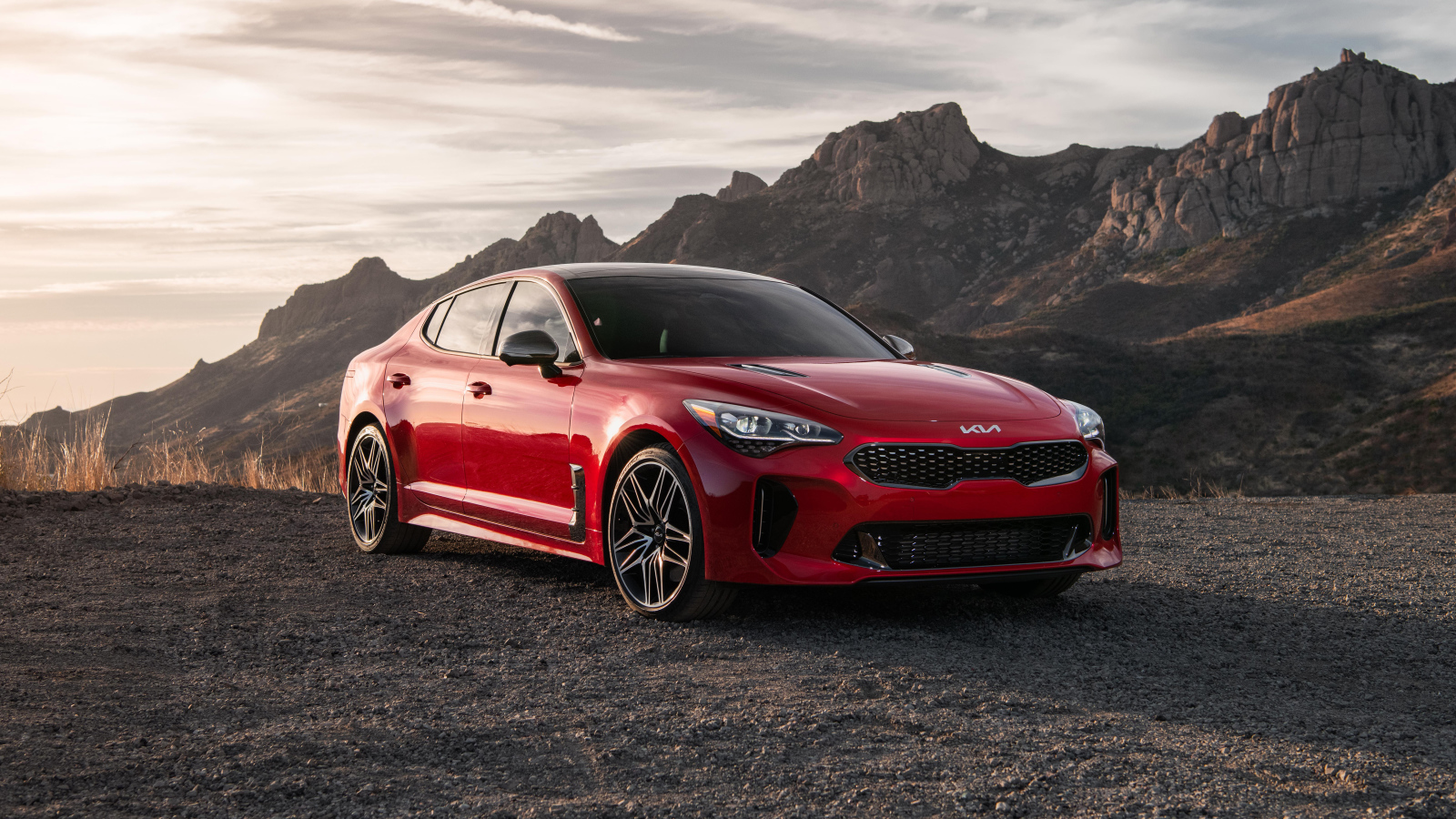 Красный автомобиль  Kia Stinger GT, 2022 года в горах