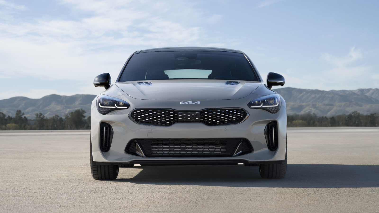 Серебристый автомобиль Kia Stinger GT Scorpion, 2022 года вид спереди