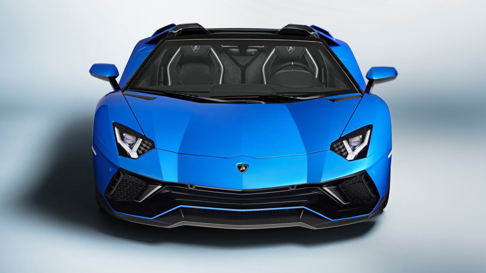Синий автомобиль Lamborghini Aventador LP 780-4 Ultimate 2021 года вид спереди