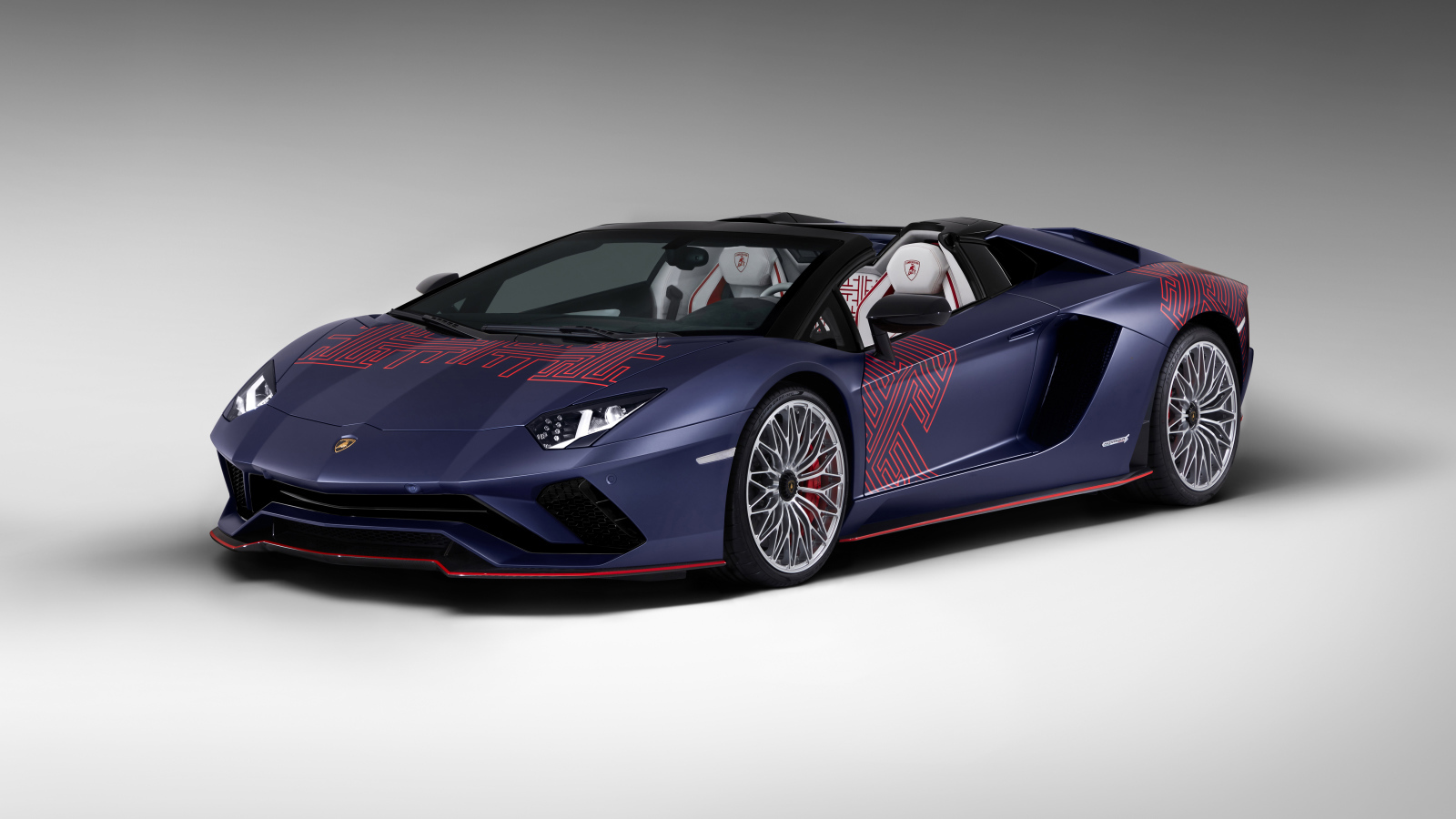 Кабриолет Lamborghini Aventador S, 2021 года на сером фоне