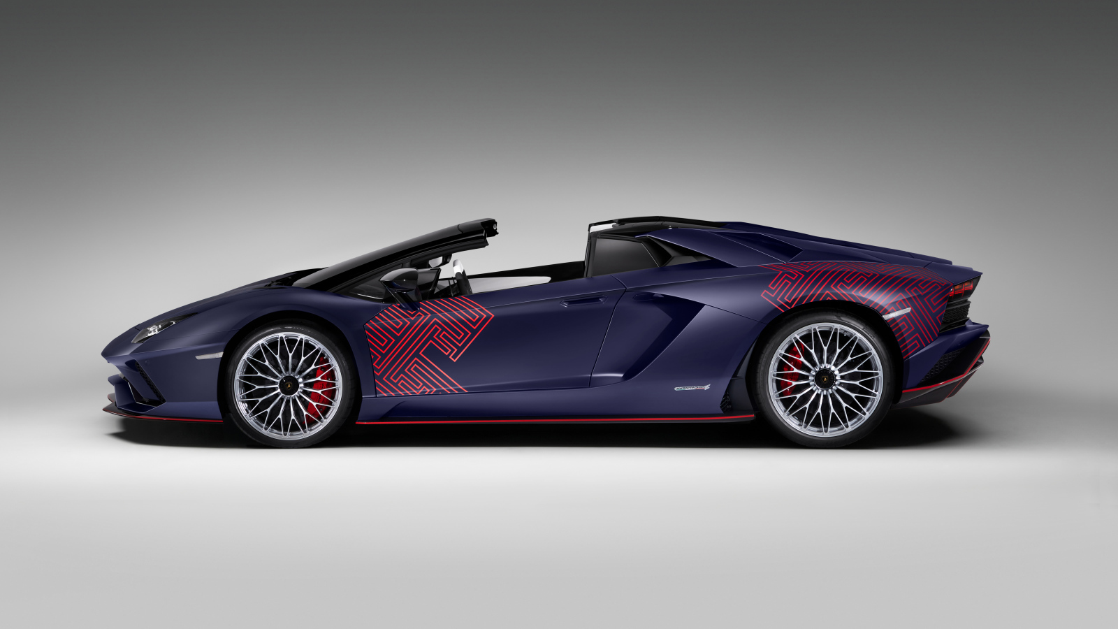 Автомобиль Lamborghini Aventador S, 2021 года вид сбоку