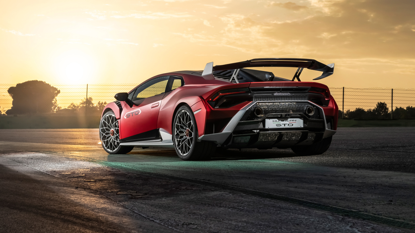 Автомобиль Lamborghini Huracán STO 2021 года вид сзади на закате