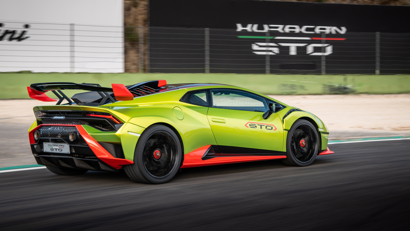 Зеленый автомобиль Lamborghini Huracán STO 2021 года вид сзади