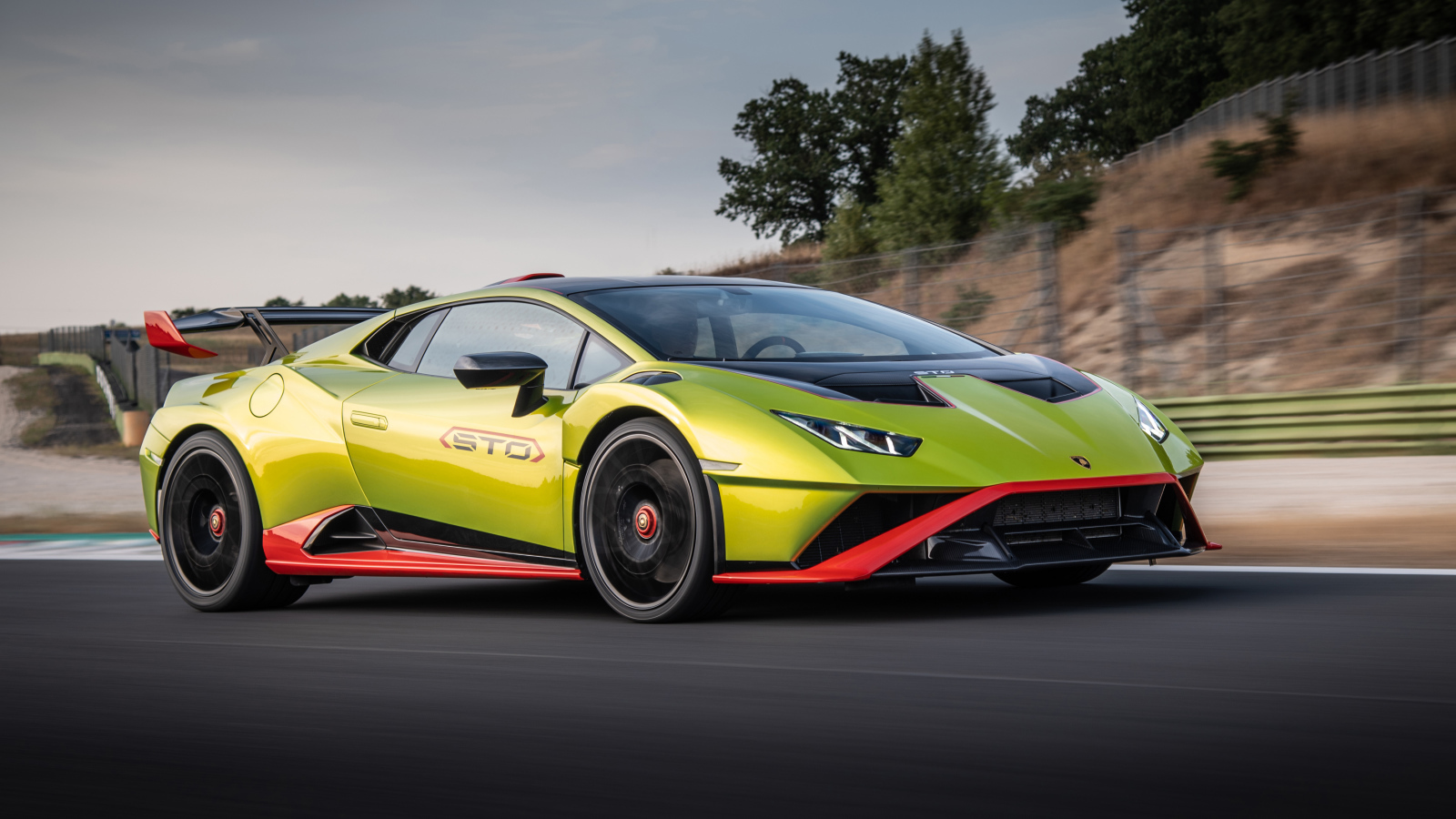 Быстрый автомобиль Lamborghini Huracán STO 2021 года на трассе