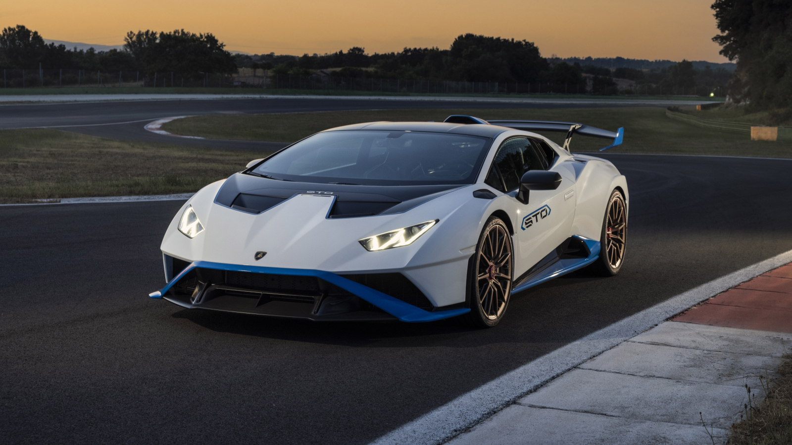 Включенные фары у автомобиля Lamborghini Huracán STO 2021 года 