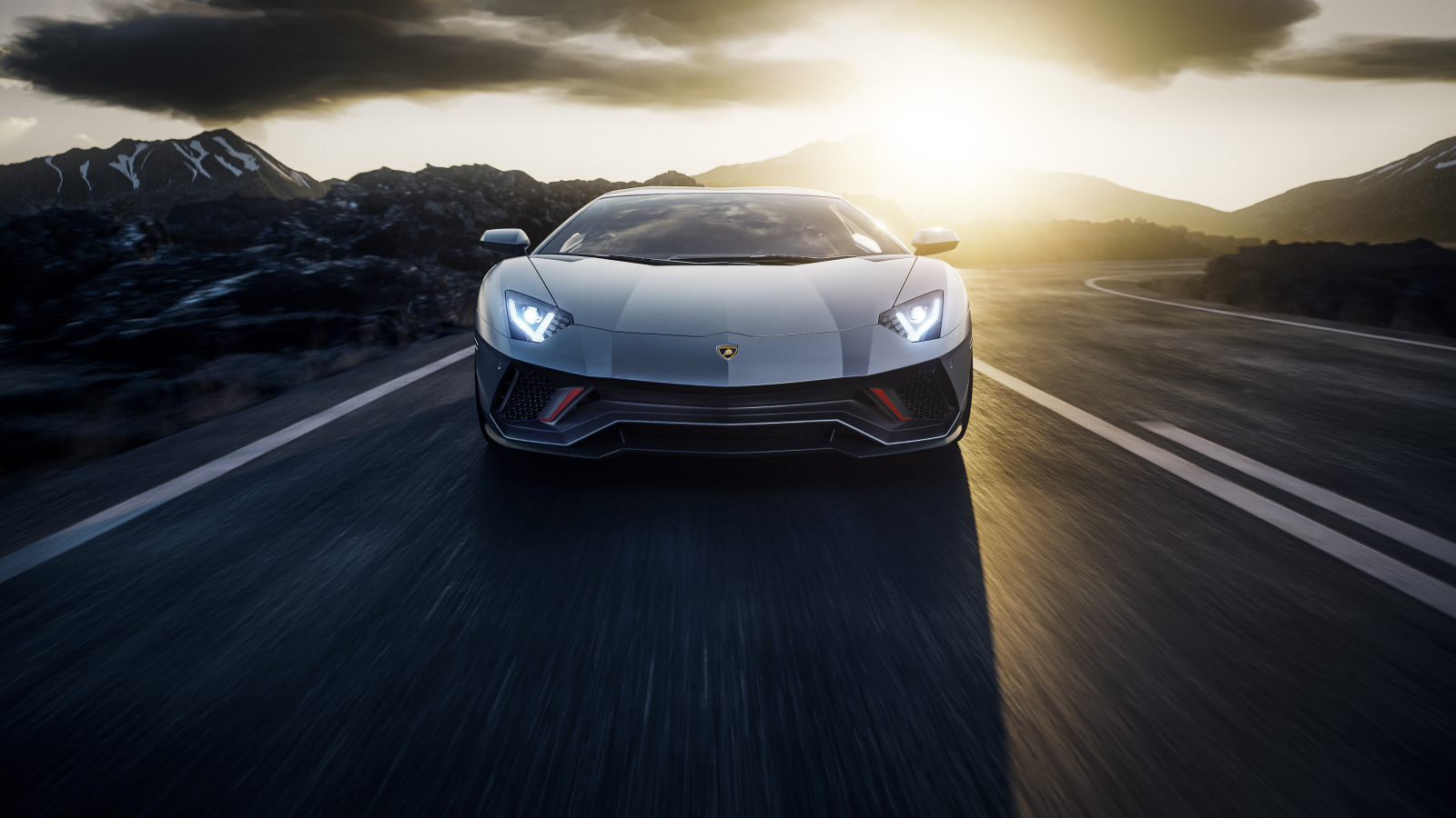 Автомобиль Lamborghini Aventador LP 780-4 Ultimate 2021 на закате в горах
