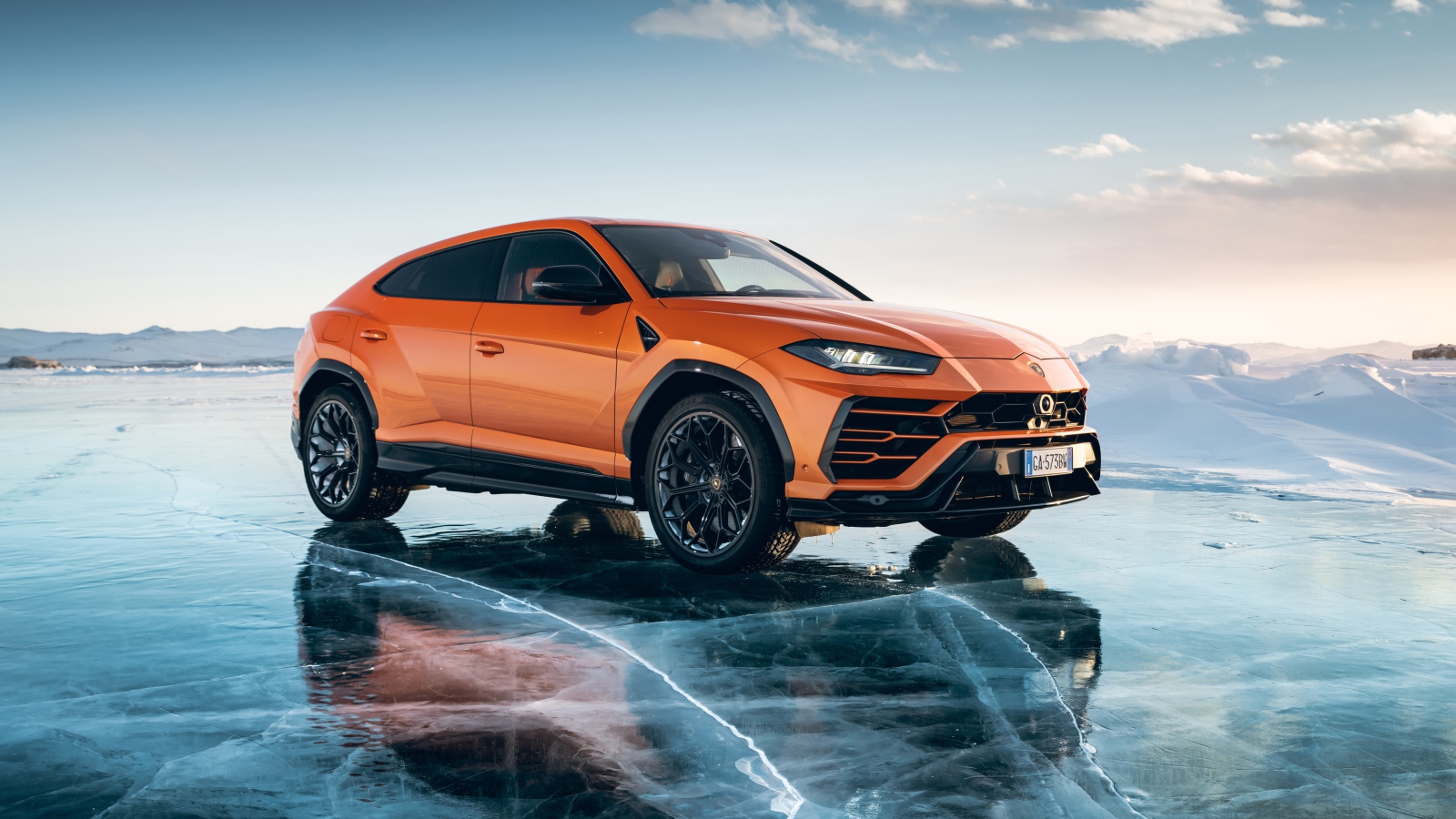 Внедорожник Lamborghini URUS года на льду