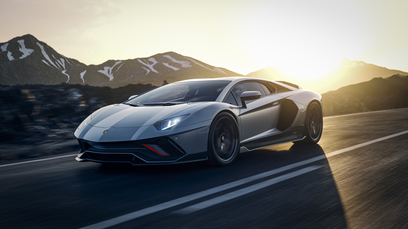 Серебристый Lamborghini Aventador LP 780-4 Ultimate 2021 года на фоне гор