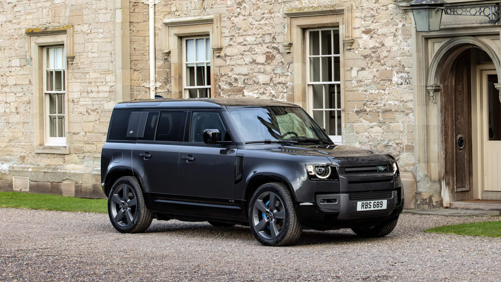 Внедорожник Land Rover Defender 110 V8 Carpathian Edition 2021 года у стены