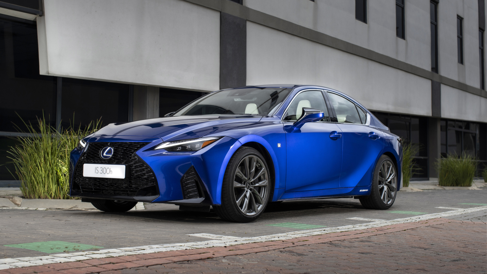 Синий автомобиль Lexus IS 300h F SPORT 2021 года