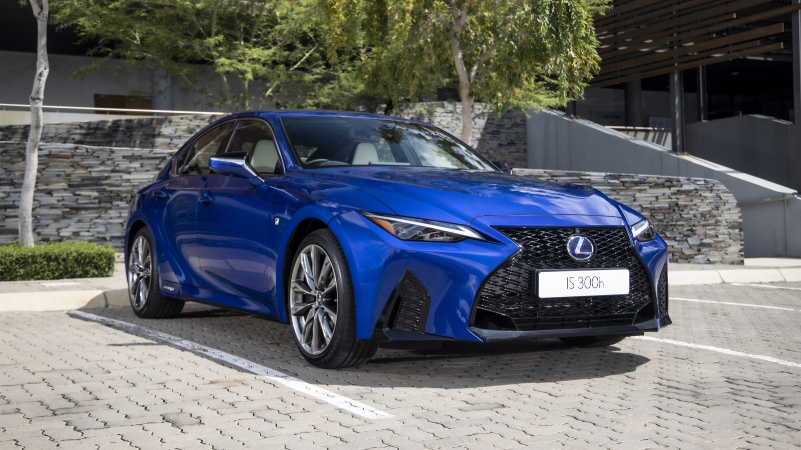 Синий автомобиль Lexus IS 300h F SPORT 2021 года вид спереди