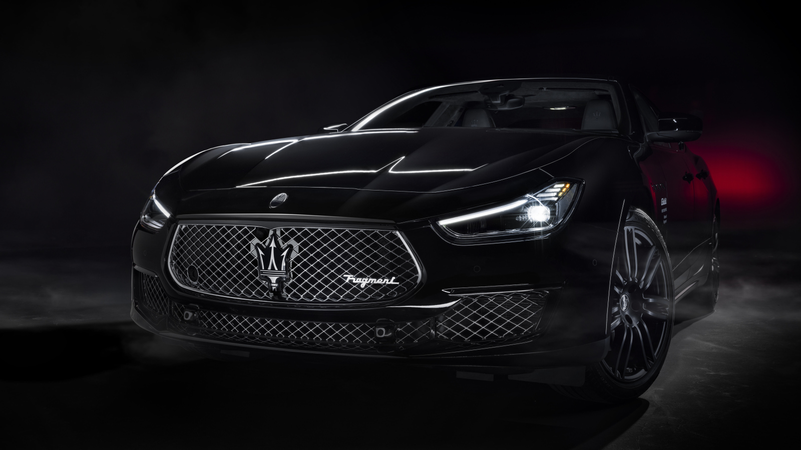 Черный автомобиль Maserati Ghibli 2021 года