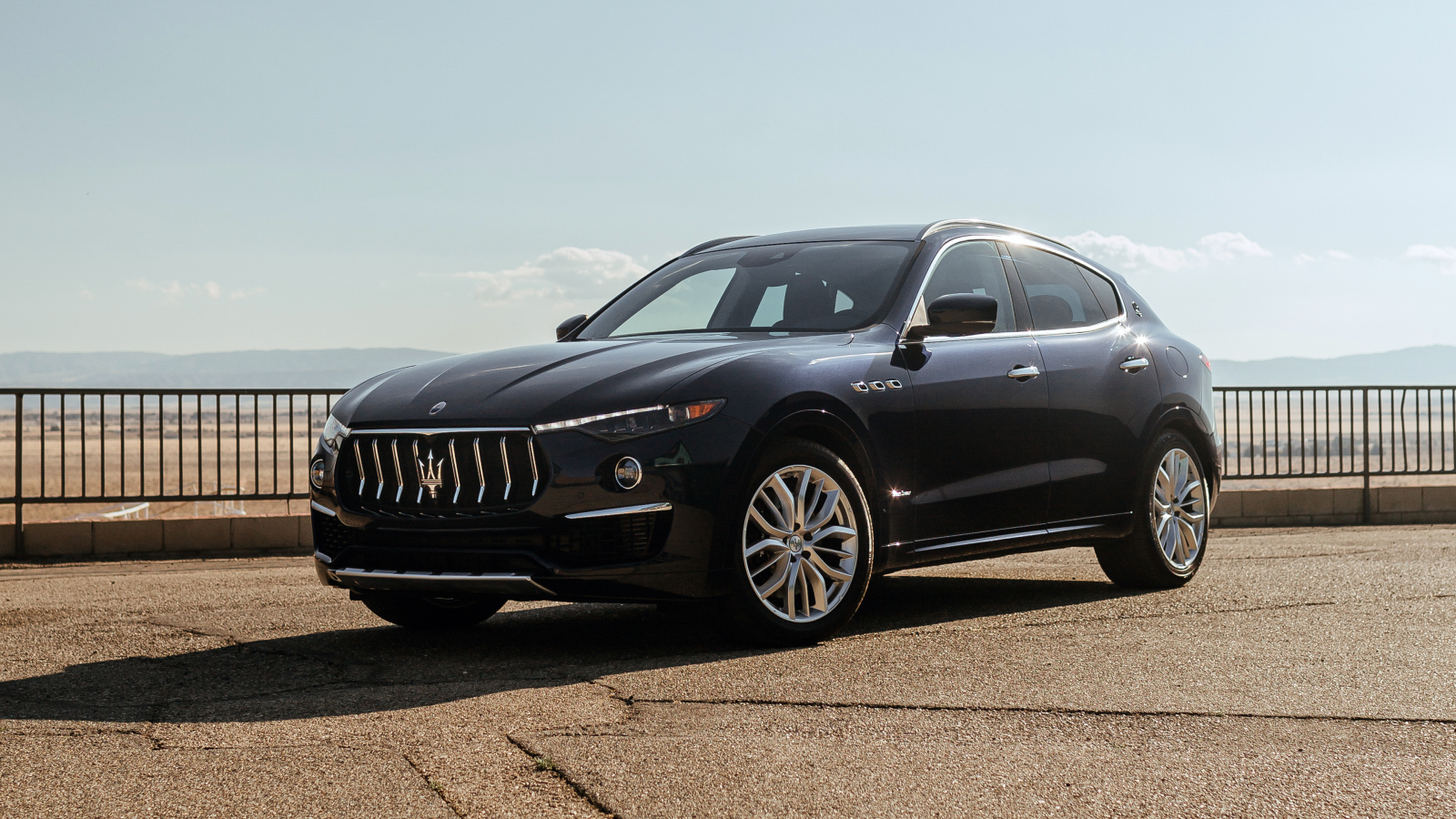 Черный автомобиль Maserati Levante S Q4 GranLusso, 2021 года